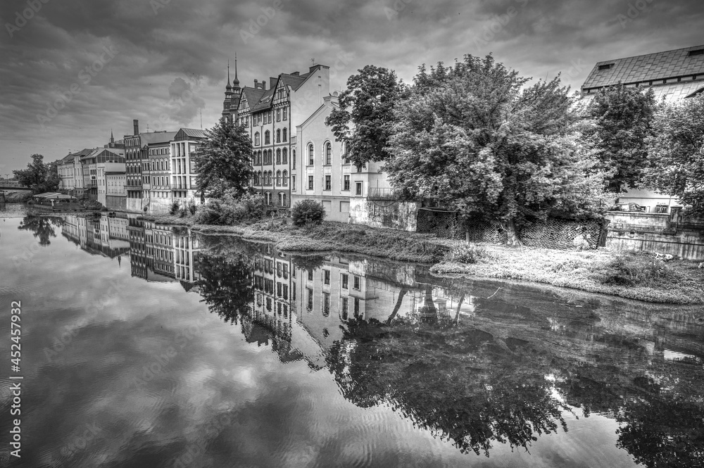 kamieniczki Starego Miasta w Opolu zwane Opolską Wenecją, fotografia czarno-biała 