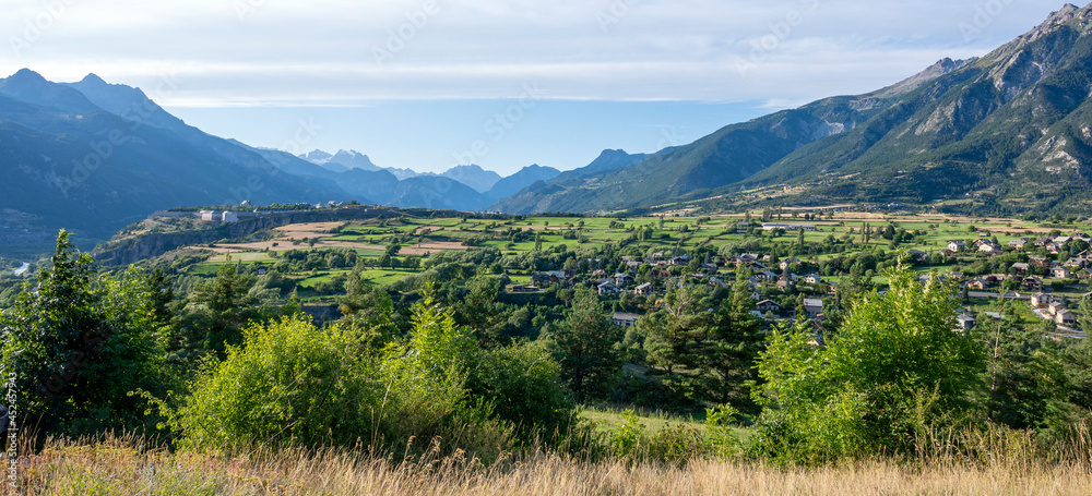 Fototapeta premium Paysage de montagne et du plateau de Mont-Dauphin dans le massif du Queyras dans les Alpes du Sud en été en france