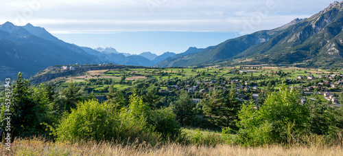 Paysage de montagne et du plateau de Mont-Dauphin dans le massif du Queyras dans les Alpes du Sud en été en france