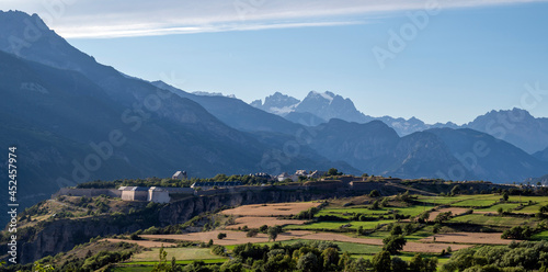 Paysage de montagne et du plateau de Mont-Dauphin dans le massif du Queyras dans les Alpes du Sud en été en france