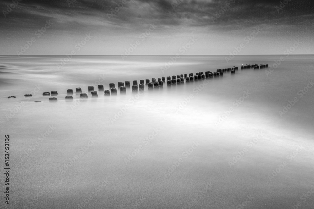 falochron na morzu zdjęcie czarno-białe minimalistyczne - obrazy, fototapety, plakaty 