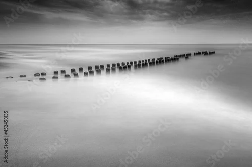 Obraz falochron na morzu zdjęcie czarno-białe minimalistyczne