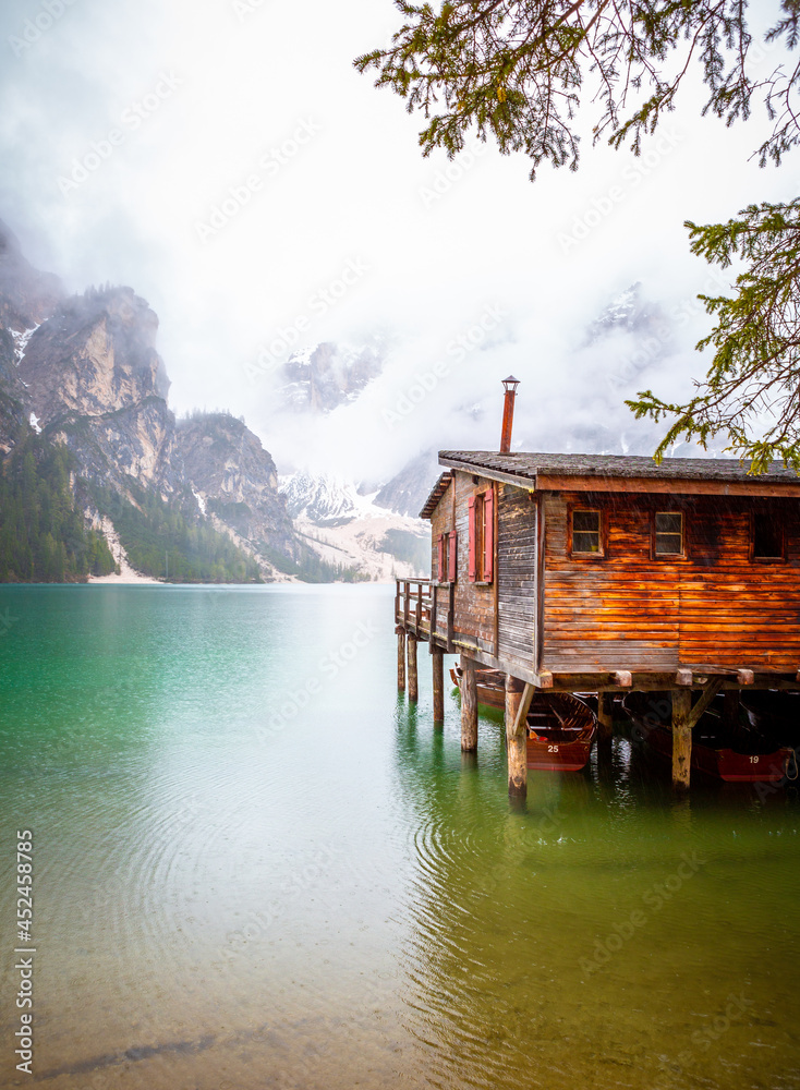 Fototapeta premium Sonnenaufgang am Pragser Wildsee See in Italien Dolomiten Steg mit Booten Berg Alpen Tirol Südtirol Landschaft / Lago di Braies lake in Italy Dolomites Jetty with boats Mountains Alps tyrol Landscape