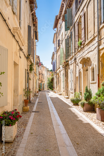 Vertical view of a picturesque alley in Arles. 