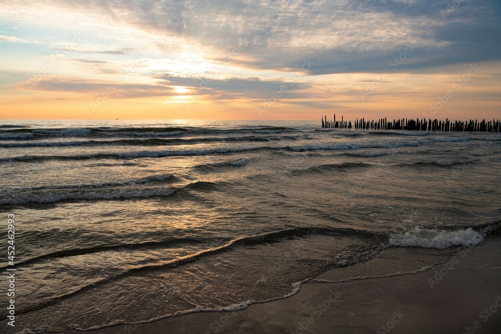 In Licht getauchter Blick in die Ferne - Romantischer Sonnenuntergang an der Ostseeküste
