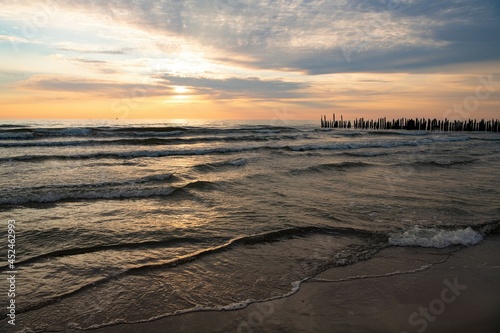 In Licht getauchter Blick in die Ferne - Romantischer Sonnenuntergang an der Ostseeküste