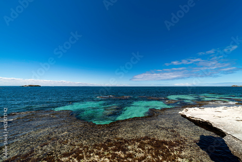Fototapeta Naklejka Na Ścianę i Meble -  Australia Rottonest オーストラリア　ロットネスト島美しい海