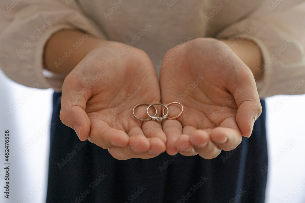 掌に乗せられた結婚指輪と婚約指輪 Stock Photo | Adobe Stock