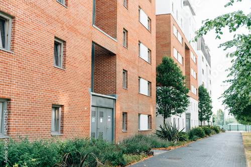 Back side of a modern English apartment © Rawpixel.com