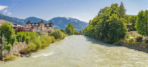 Stadt in Lienz Osttirol, Österreich - Ansicht des Flusses inmitten von Bäumen gegen Himmel