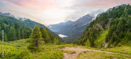 kristallklarer Antholzer See (Ahrntal) im Obertal in Südtirol Italien am Alpen Naturpark Riesenferner-Ahrn