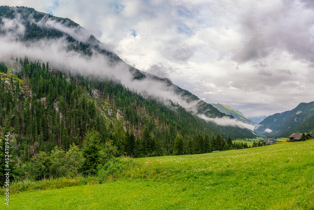 Naklejka premium Gebirge / Alpenlandschaft im Defereggental bei Sankt Jakob, Nationalpark Hohe Tauern, Osttirol, Tirol, Österreich