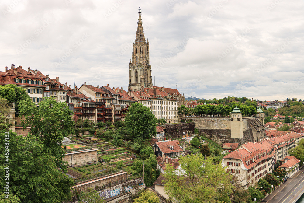 Berner Altstadt; Blick von der Kirchenfeldbrücke auf Münster und Münsterplattform