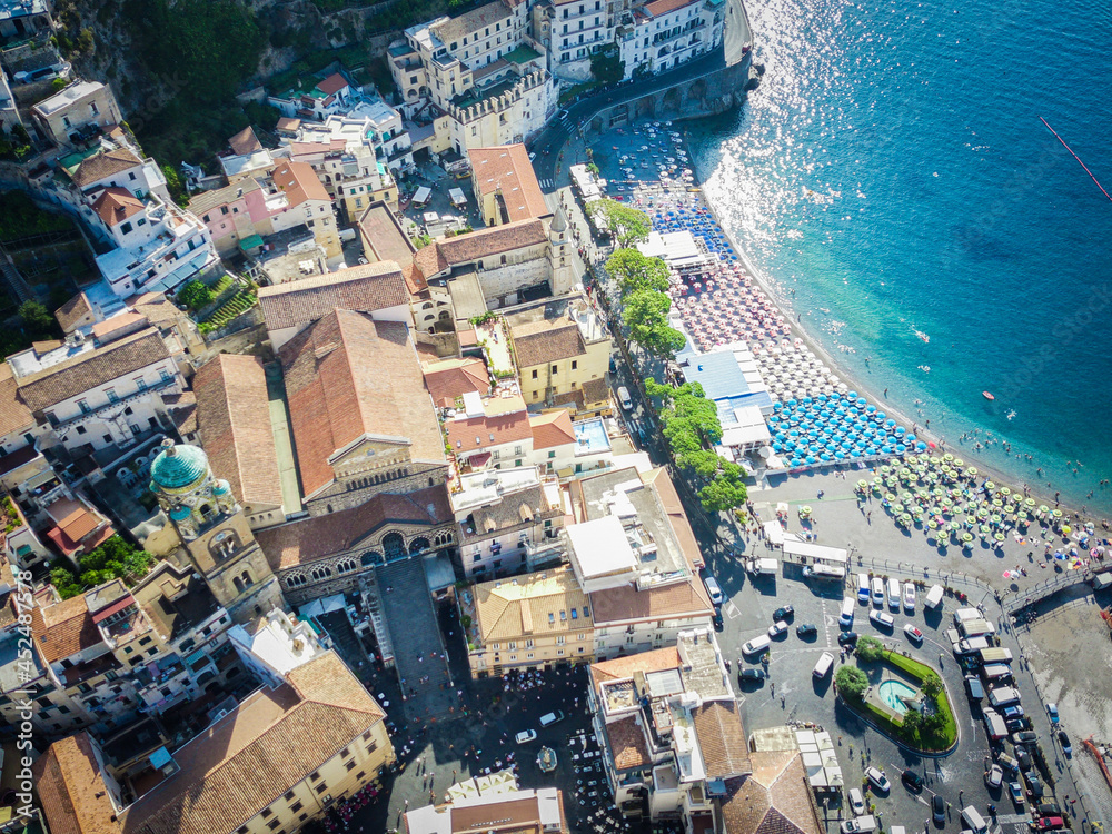 Vista aerea del duomo di amalfi e della città, costiera amalfitana Vista aerea del duomo di amalfi e della città, costiera amalfitana