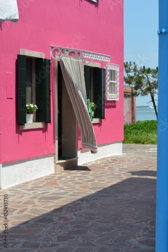 Maison typique de Burano en Italie. Maison coloré, façade rouge. 