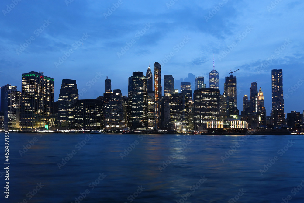 Fototapeta premium Manhattan skyline over river