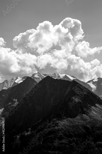 Wolken über den Berggipfeln photo