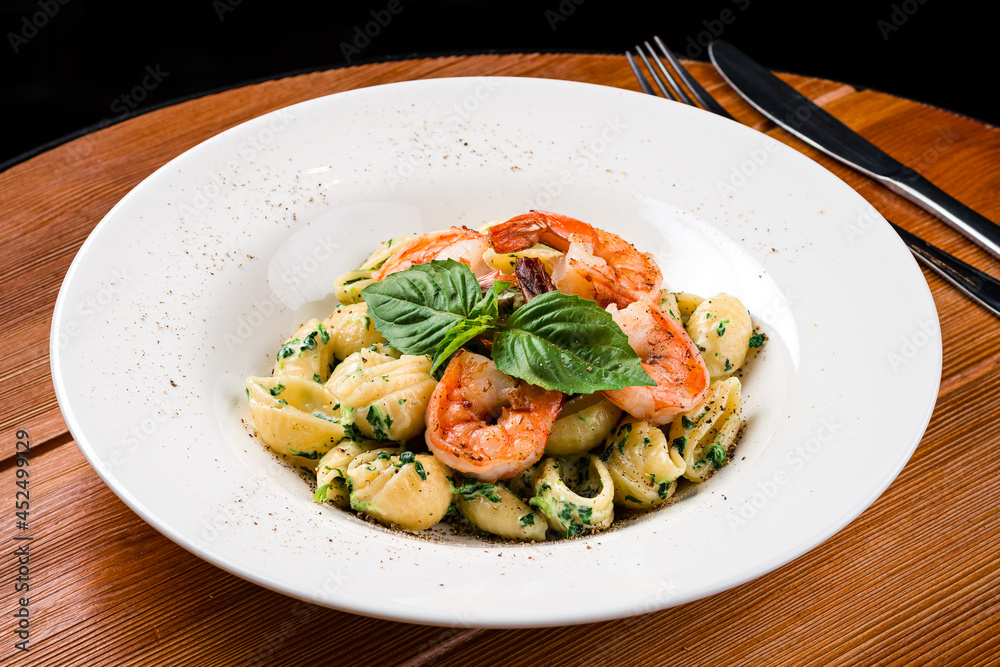 Delicious Italian pasta with shrimp and spinach Delicious Italian pasta with shrimp and spinach