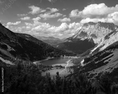 Bergpanorama mit Bergsee monochrome