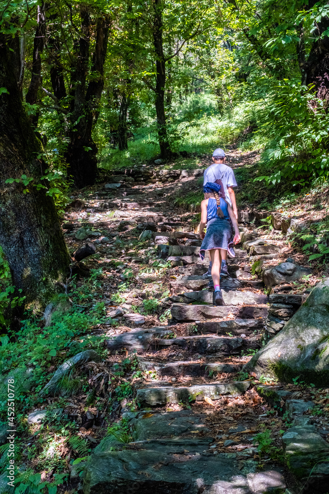 Zwei Teenager wandern durch die Wälder
