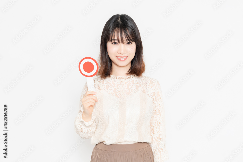 OKのプラカードを持って立っている女性 OKのプラカードを持って立っている女性