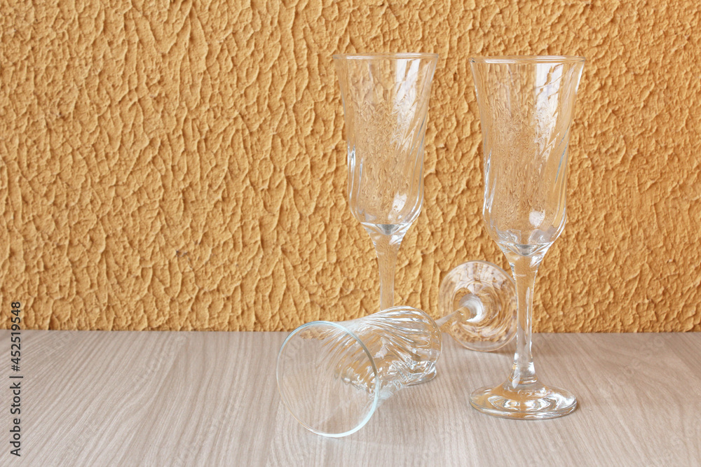 Taças de vidro ou cristal vazias para bebidas alcoólicas Stock Photo