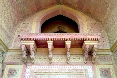 A picture of the artistically carved wall, depicting Islamic architecture of medieval India, at Sikandra, Agra, which is a famous tourist destination.  photo