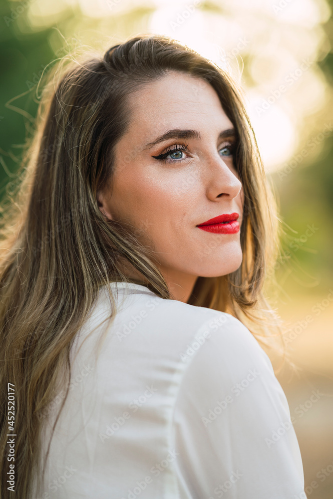 Naklejka premium Chica joven en parque natural al atardecer