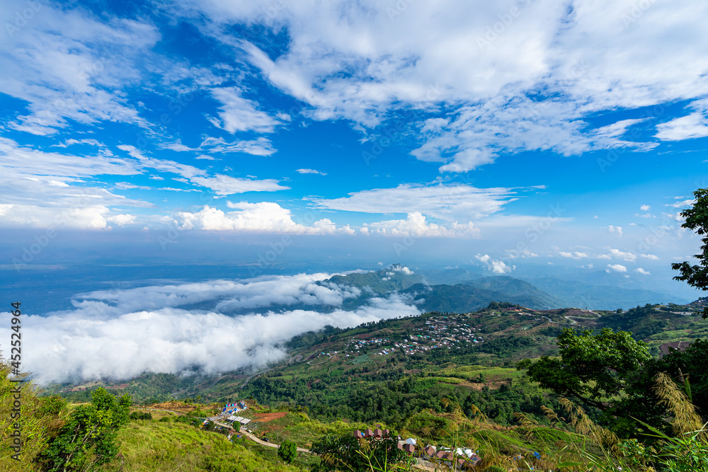 Obraz premium clouds over the mountains