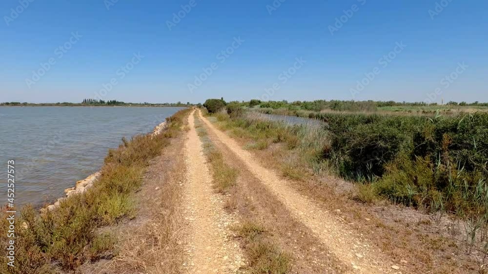 Promenade à vélo dans des marais salants dans le sud de la France Promenade à vélo dans des marais salants dans le sud de la France