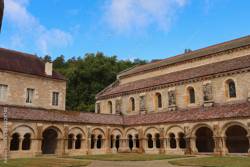 Bourgogne - Côte-d'Or - Abbaye de Fontenay - Le Cloitre et l'ancien chauffoir