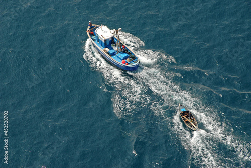 Fotografía aérea de un barco de pesca navegando por aguas de la costa de Lanzarote en Canarias © s-aznar