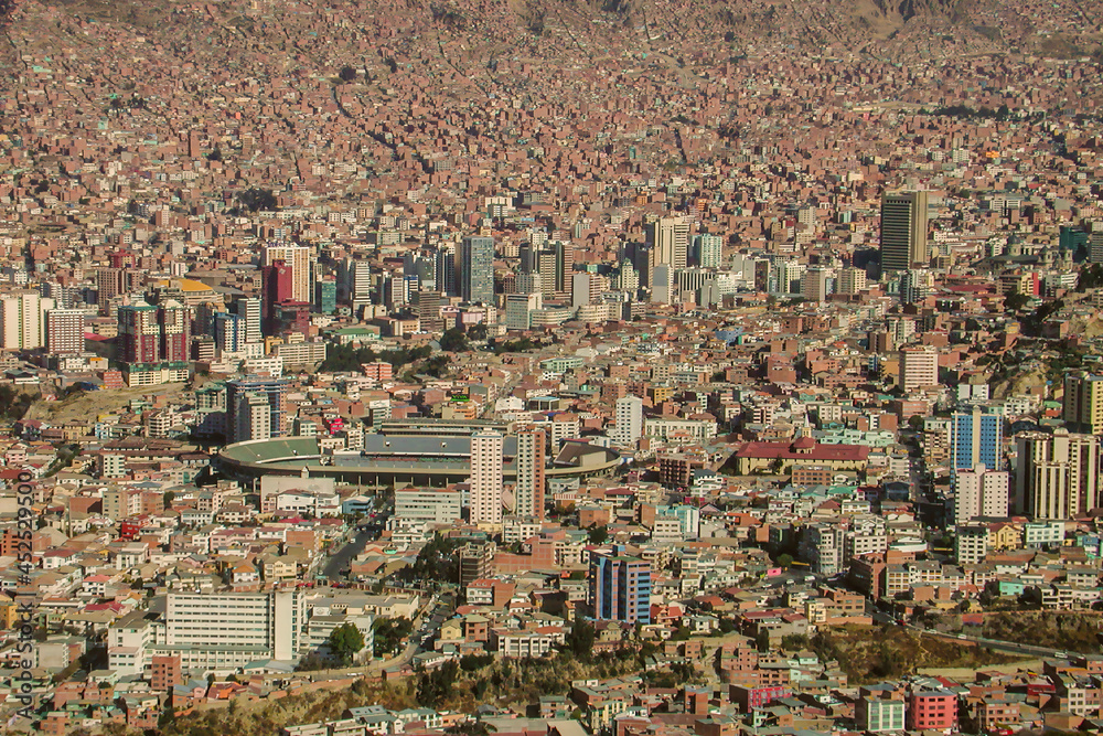 La Paz ville, capitale de la Bolivie avec le mont Huayna Potosí et ciel bleu en toile de fond