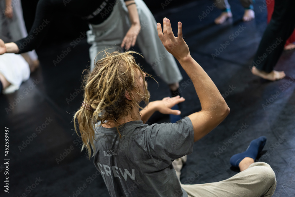 Obraz premium solo dancer move in contemporary improvisation performance. dancer hand