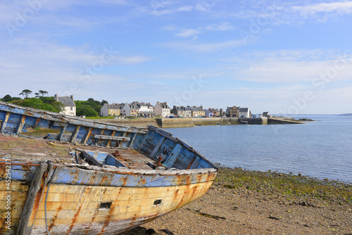 Le vieux bateau de p  che fant  matique    l entr  e du village Le Fret  29160 Crozon   d  partement du Finist  re en r  gion Bretagne  France