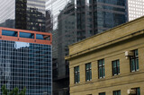 Architektonische Gegensätze in Downtown Calgary, Kanada