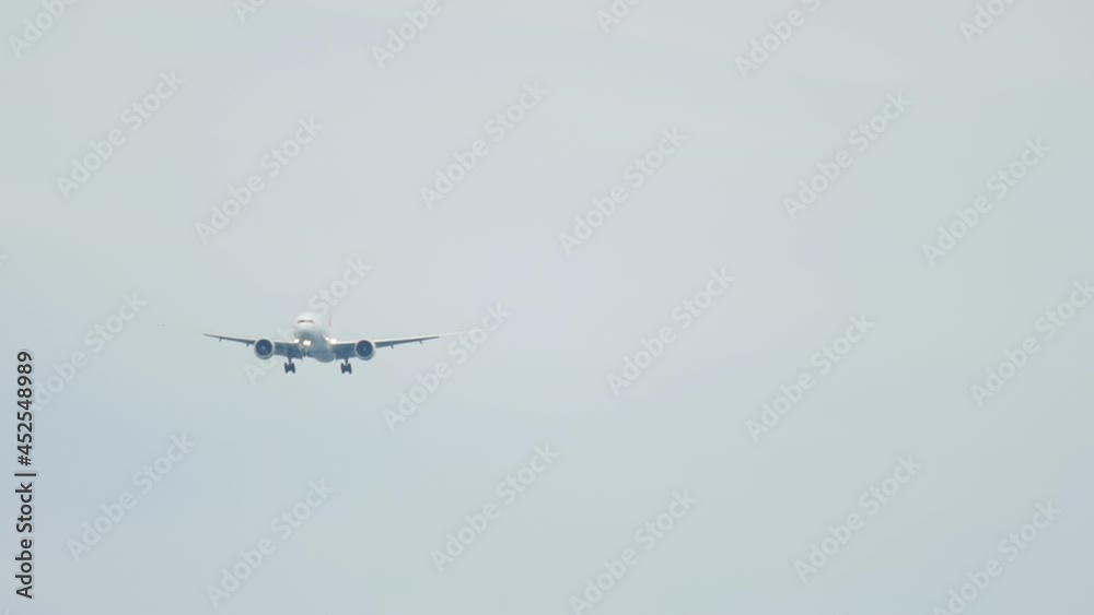 Long shot, the plane flies to land Long shot, the plane flies to land