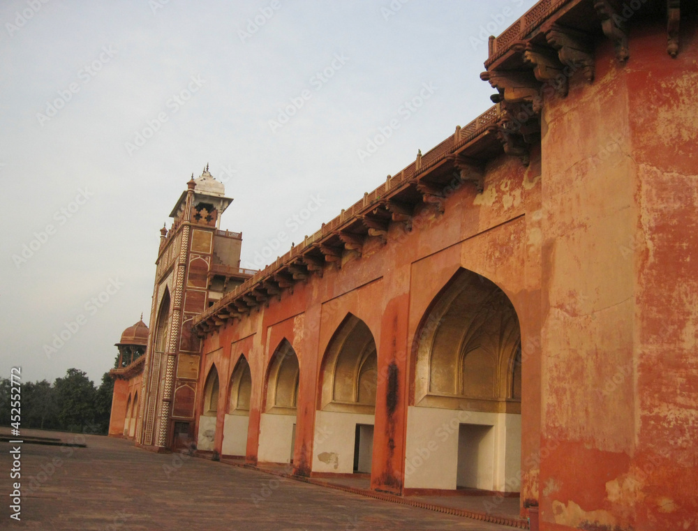 Obraz premium A picture of the Sikandra fort, which is famous for Mughal heritage and Islamic architecture, and is a popular tourist destination.