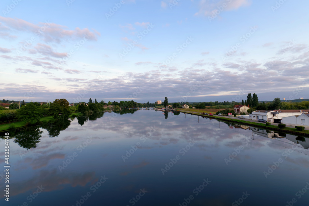 Obraz premium Lock on Yonne river in Ile-de-France region. . Cannes-Ecluse village