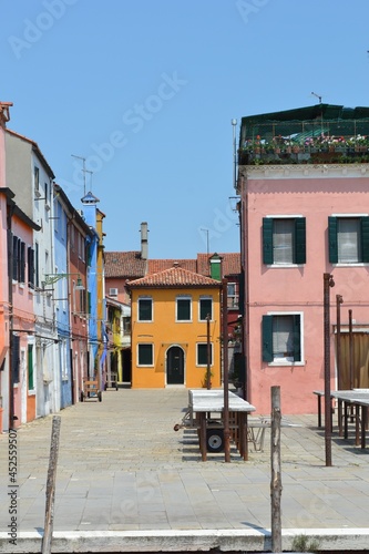 Maison jaune de Burano, proche Venise en Italie © madamel