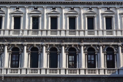 fenêtres façade italienne