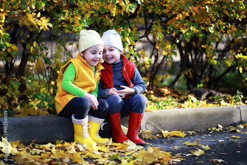 Children walk in the autumn park