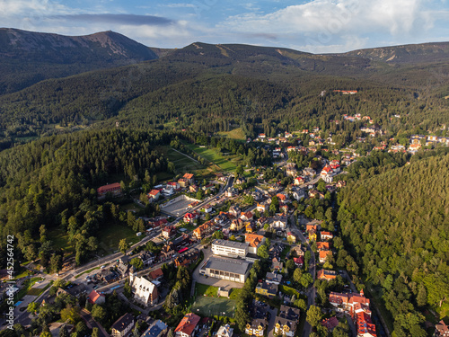 Karpacz i widok na Karkonosze