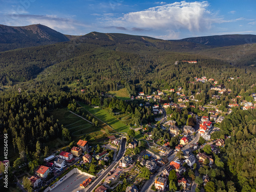Karpacz i widok na Karkonosze