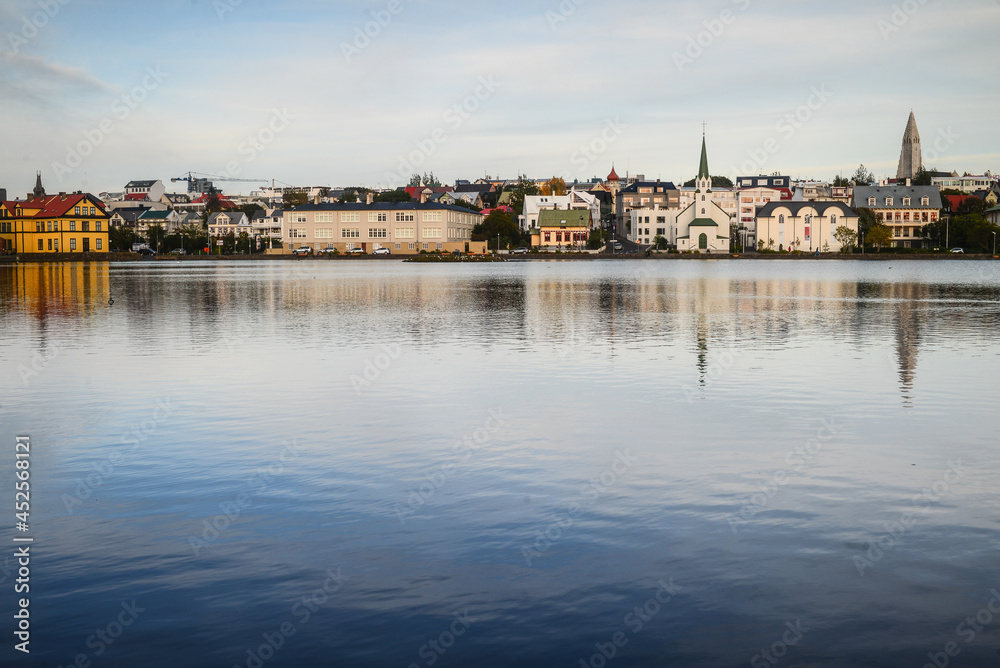 Obraz na płótnie A partial view of downtown Reykjavík, capital city of Iceland, from the banks of Tjörnin lake w salonie