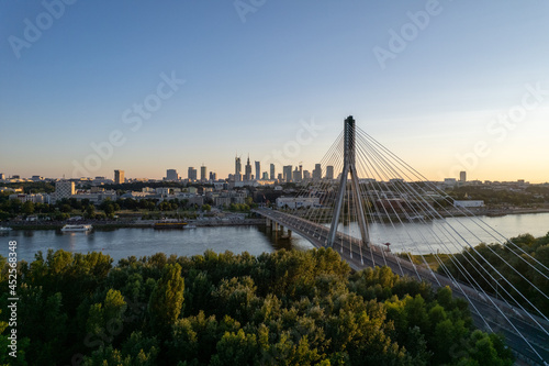 Widok na wieżowce w centrum Warszawy o zachodzie słońca, złota godzina, nad mostem świetokrzyskim