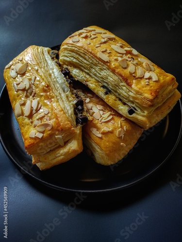 chocolatin, chocolatine croissant masa laminada photo