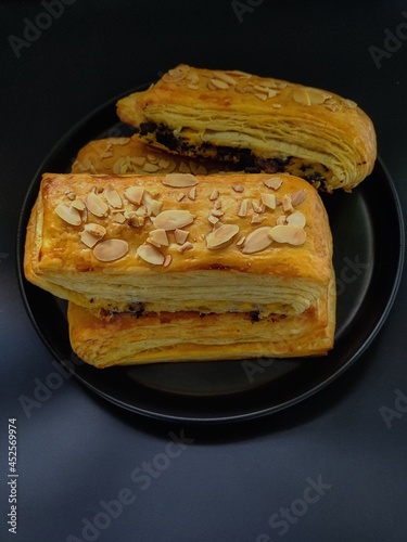 chocolatin, chocolatine croissant masa laminada photo