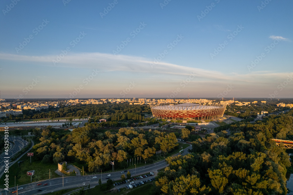 widok na stadion narodowy w Warszawie o zachodzie słońca, złota godzina