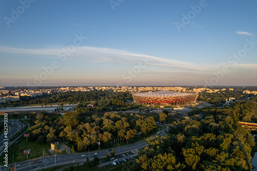 widok na stadion narodowy w Warszawie o zachodzie s  o  ca  z  ota godzina